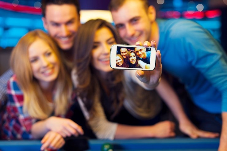 Filipino player checking philslots lottery draw results on a smartphone browser